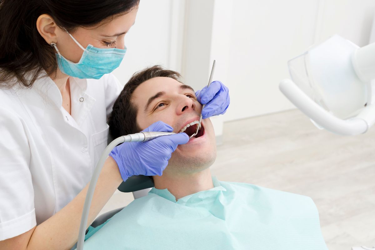 Dentista atendiendo a un paciente - Clínica Mayor 4