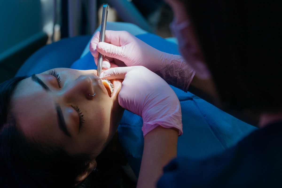 Paciente sometiéndose a un tratamiento odontológico - Clínica Mayor 4