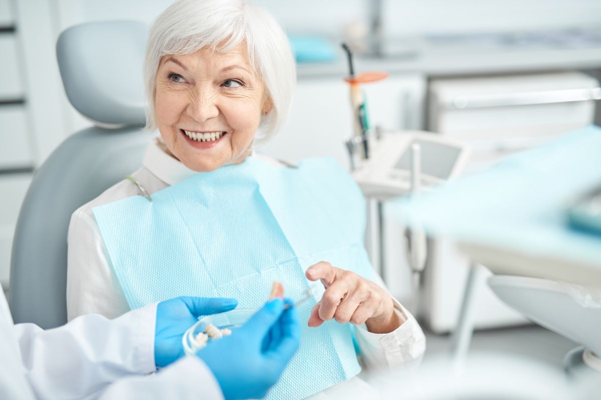 Anciana sonriente en la consulta del dentista - Clínica Mayor 4