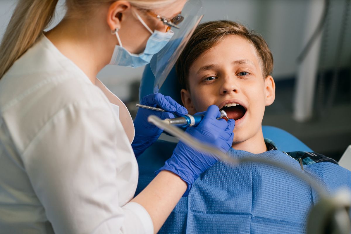 Niño siendo atendido por un dentista - Clínica Mayor 4