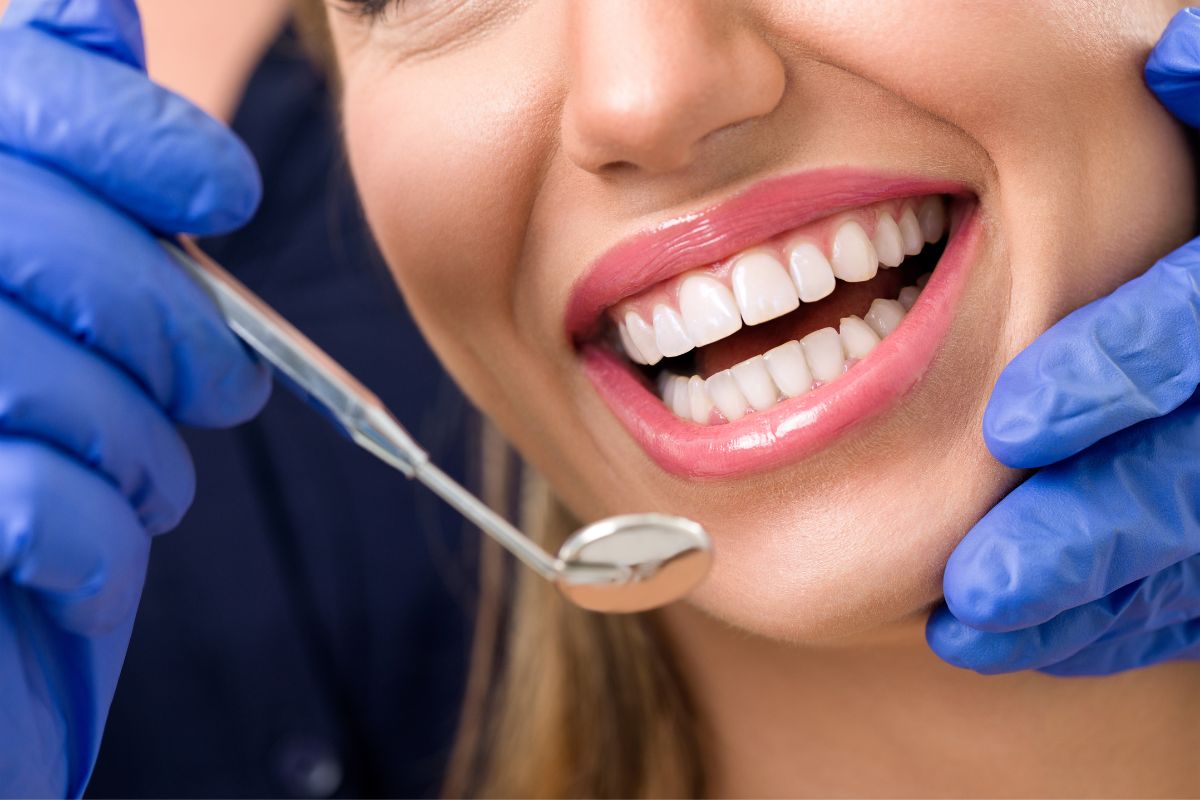 Boca de un paciente sonriendo mientras es atendido por un dentista - Clínica Dental en Reinosa